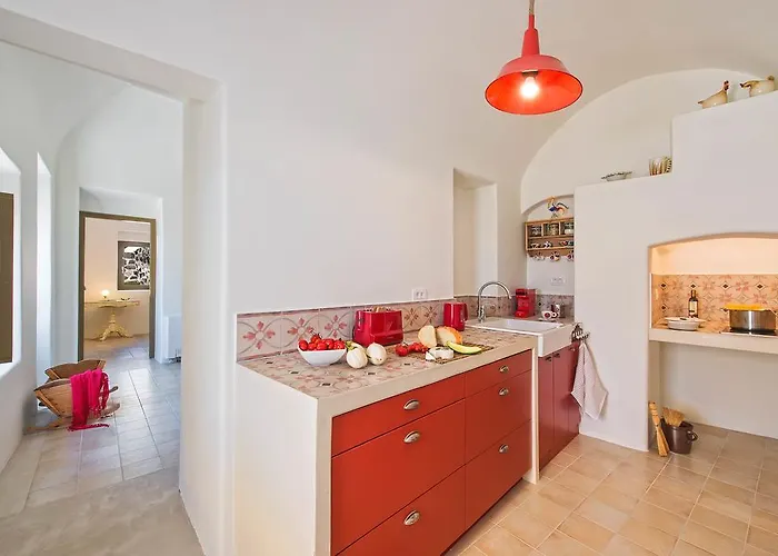 Mantilida With Pool Emporio (Santorini)