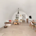 Mantilida With Pool Emporio (Santorini)