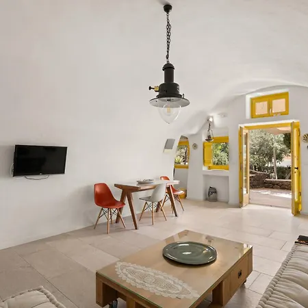 Villa Mantilida With Pool Emporio (Santorini)