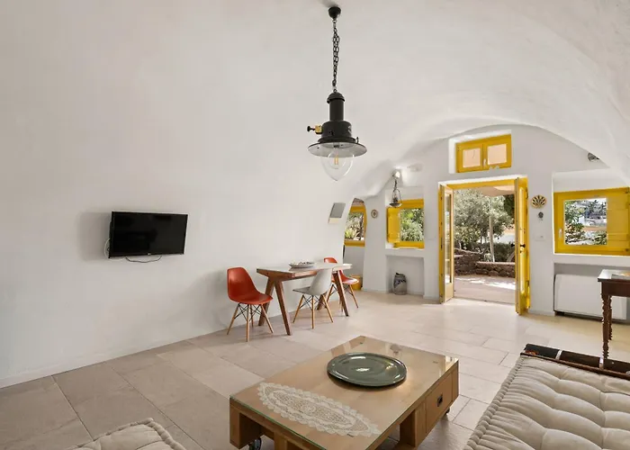 Villa Mantilida With Pool Emporio (Santorini)